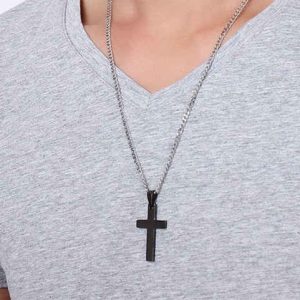 Pendentif Croix CROSS avec Chaîne Noir