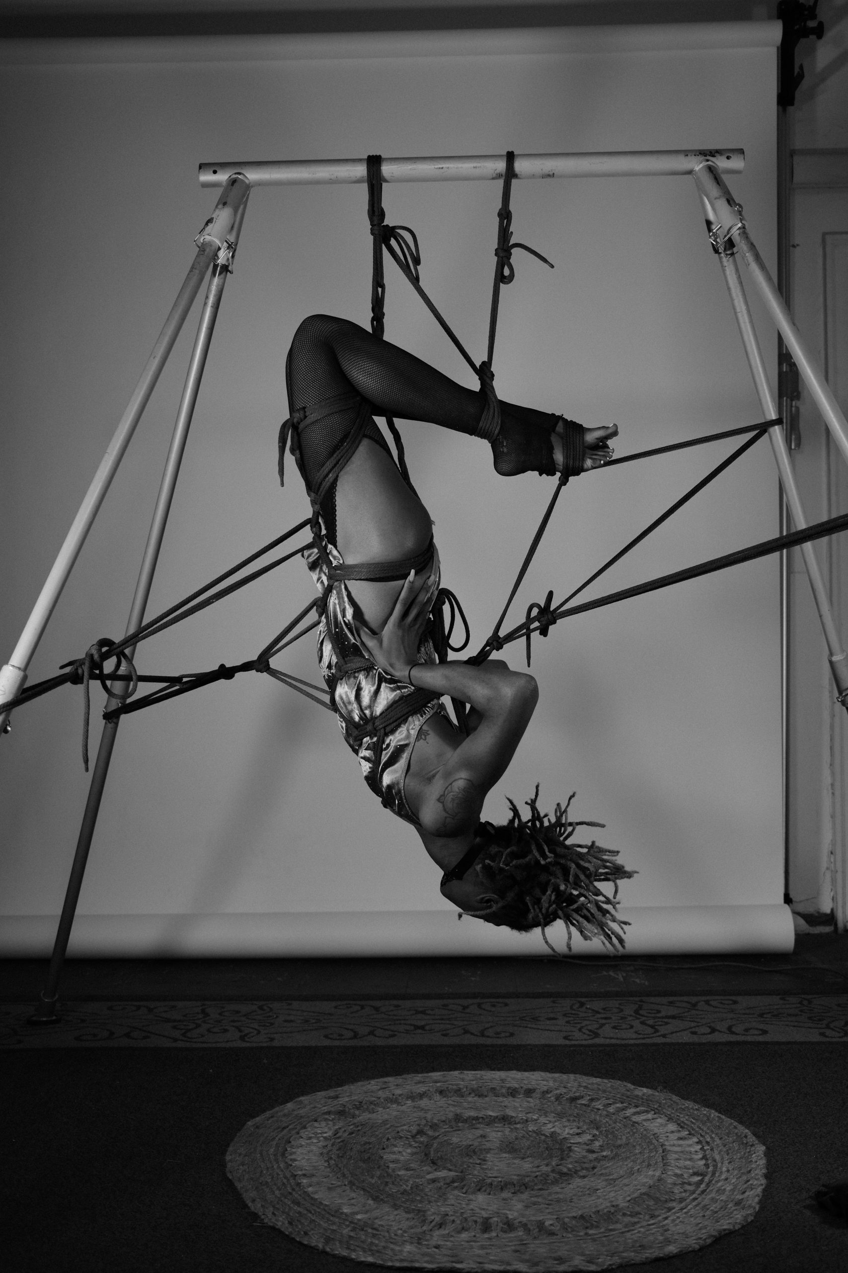Femme suspendue bondage