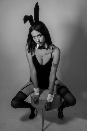 combinaison-sexy-scaled-2 Jeune femme en combinaison sexy et oreilles de lapin